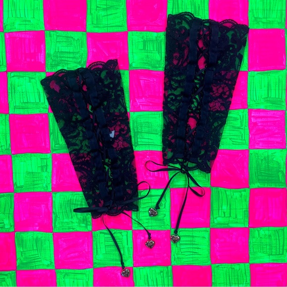 ★ Mimi Holliday Black Lace Gloves ★ - Picture 1 of 4